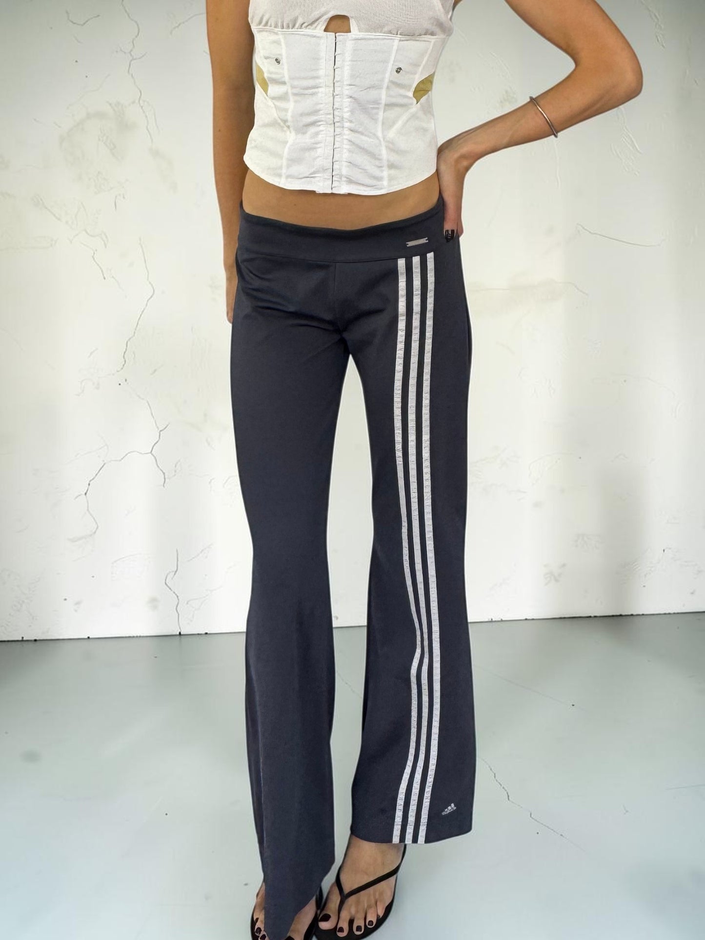 adidasfrontstripegreyfront2
