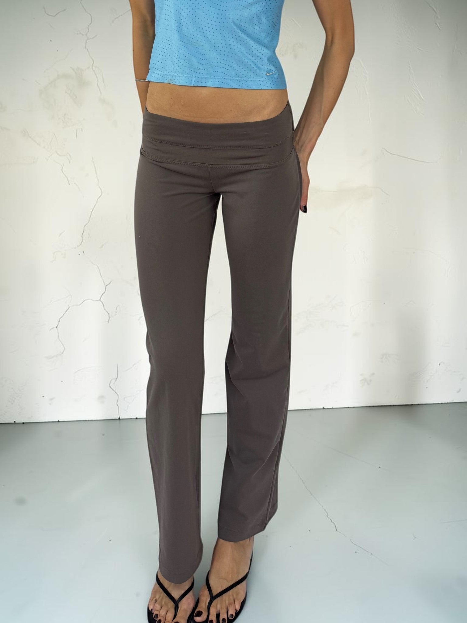 adidaskhakigreypantsfront
