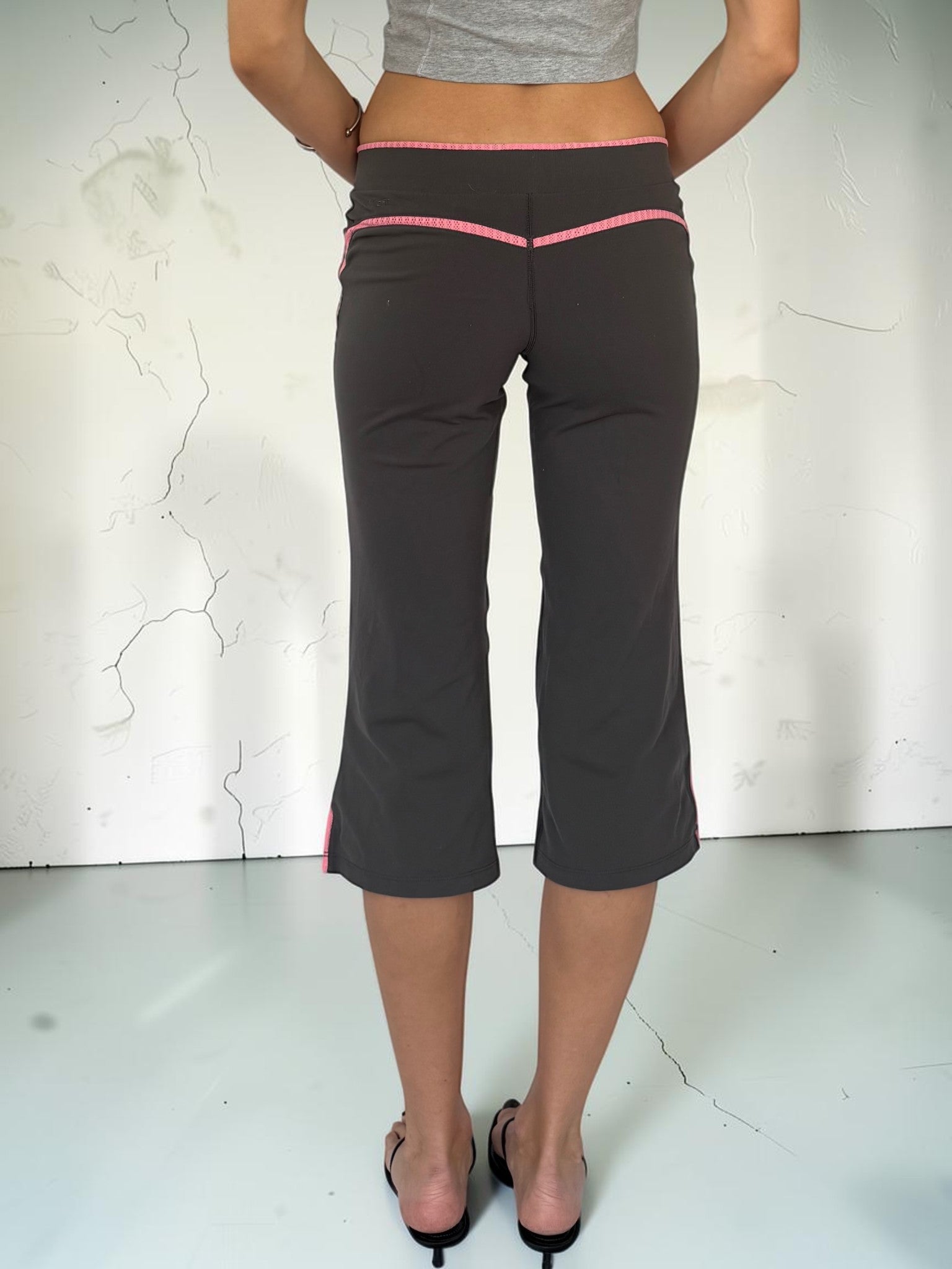 nike_grey_pink_capri_back