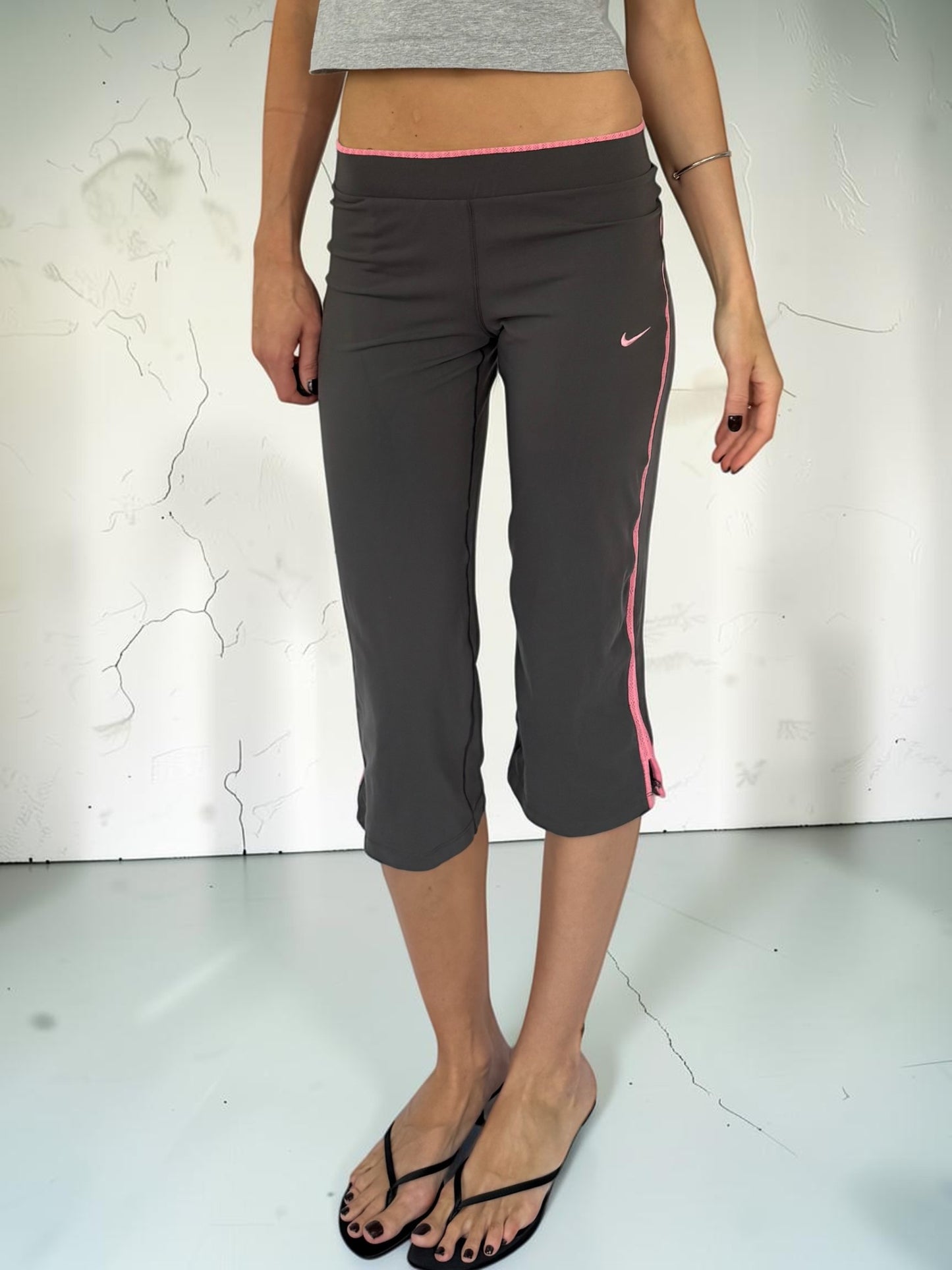 nike_grey_pink_capri_front